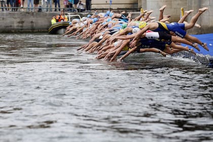 Una de las pocas excepciones a la prohibición de nadar en el Sena que existe desde 1923; en julio de 2012, atletas largan el sexto triatlón de París.