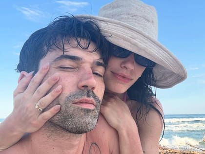 Una de las postales con las que los enamorados anunciaron su compromiso y dejaron ver el soñado anillo