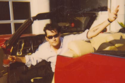 Una de las postales de Charlie Sheen incluidas en su documental