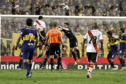 Una de las postales del año: el cabezazo de Funes Mori en la Bombonera