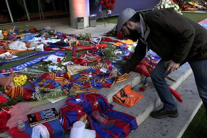 Una de las postales del memorial que abrió Barcelona en el Camp Nou para despedir a Cruyff