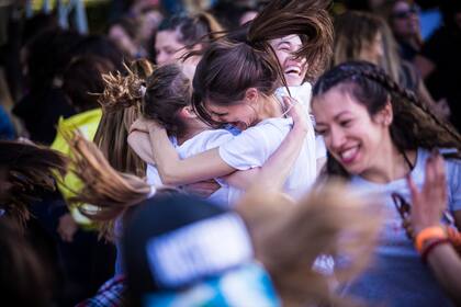 Una de las postales más representativas del día: mujeres bailando llenas de energía.