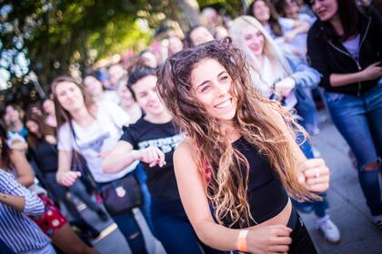 Una de las postales más representativas del día: mujeres bailando llenas de energía.