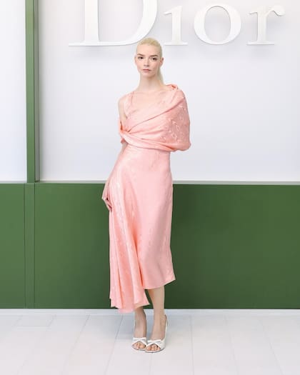 Una de las presencias más esperadas, Anya Taylor Joy en desfile de Dior. Criada en Argentina, la actriz suele saludar a sus fans en un perfecto castellano