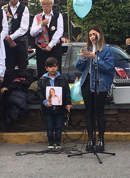 Una de las primas de Macarena dio unas palabras durante el homenaje y pedido de Justicia; a su lado estaba Javi, el niño que Macarena amadrinaba antes del accidente y que continúa teniendo vínculo con la familia