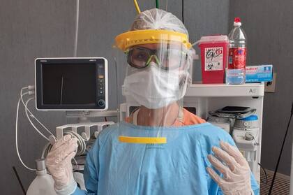Una de las primeras 600 mascarillas hechas con impresoras 3D en el país y entregadas a una anestesista en el Hospital Piñero