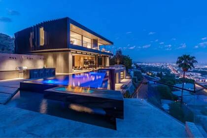 Una de las primeras decisiones financieras de Edwin Castro fue comprar una mansión en el barrio de Hollywood Hills