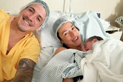 Una de las primeras fotos de la pareja y su hijo. “El nombre lo eligió la China y a mí me encantó”, revela Diego