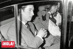 Una de las primeras fotos juntos: febrero de 1975, cuando salen de un teatro en el West London.