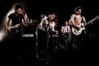 Una de las primeras imágenes de la serie Pistol de Danny Boyle.
De izquierda a derecha: Louis Partridge como el bajista Sid Vicious, Anson Boon como el cantante John Lydon, Jacob Slater como el baterista Paul Cook y Toby Wallace como el guitarrista Steve Jones.