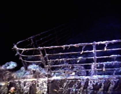Una de las primeras imágenes transmitidas del Titanic en el fondo del mar