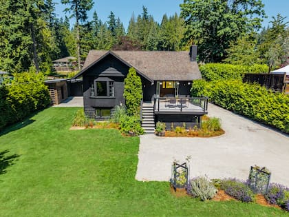 Una de las primeras intervenciones fue pintar la casa de negro, para que no alterara los espacios abiertos.
