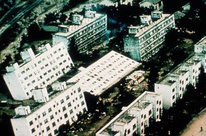 Una de las primeras observaciones del fenómeno sobre estructuras grandes se vio en el terremoto de 1964 en Japón
