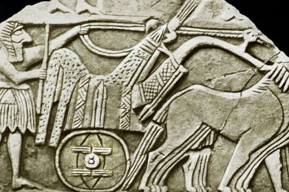 Una de las primeras representaciones conocidas de la rueda, en un bajorrelieve de un carro. Es una de las muchas esculturas en sarcófagos descubiertas en 1928 en las Tumbas Reales de Ur en la antigua Mesopotamia (ahora Irak)