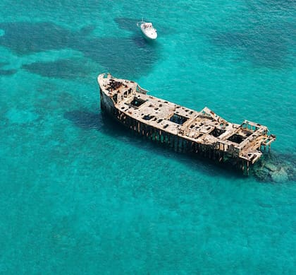 Una de las principales atracciones de la isla es visitar un barco que naufragó hace décadas