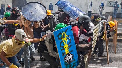 Una de las principales denuncias opositoras señala que se usan las bombas lacrimógenas como proyectiles para impactar en los cuerpos de los que protestan