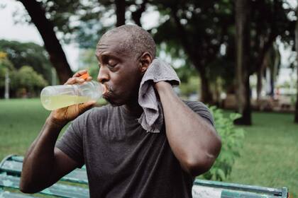 Una de las principales recomendaciones es evitar las actividades al aire libre por el calor e hidratarse