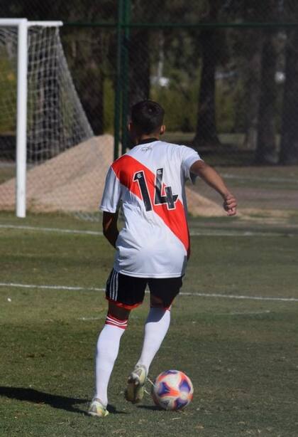 Una de las proyecciones como lateral derecho de Luciano Pinola en las inferiores de River