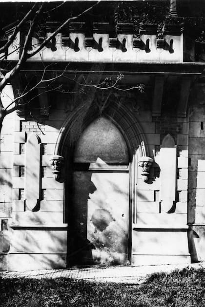 Una de las puertas clausuradas del castillo de los leones, algo que mandó a hacer su último propietario, Teófilo Lacroze