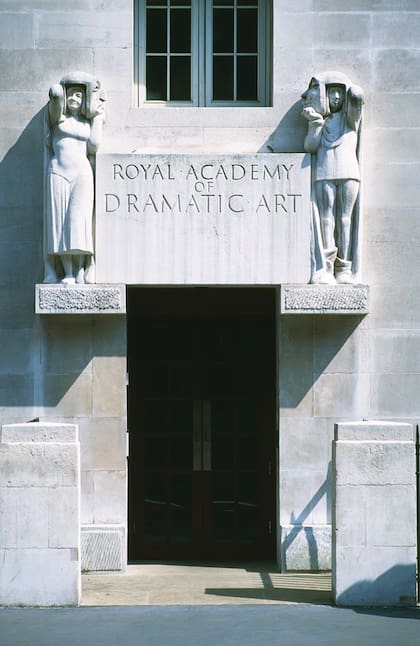 Una de las puertas de ingreso por Gower Street, custodiada por la Comedia y la Tragedia