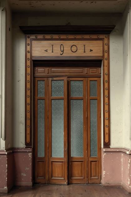 Una de las puertas que da a la sala de lectura de la ex Biblioteca Nacional. 