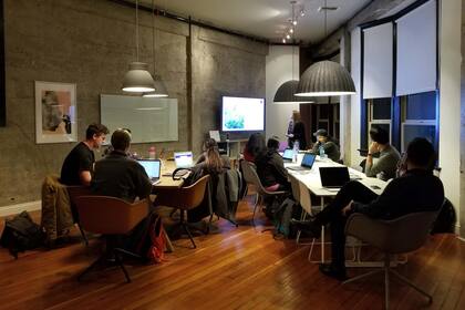 Una de las recomendaciones del experto es ofrecer colaboración a los compañeros en problemas