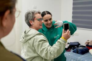 Una de las rehenes se saca una selfie con un familiar