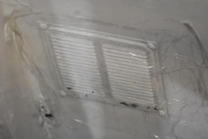 Una de las rejillas de ventilación tapadas con nylon