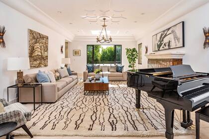 Una de las salas de estar, con piano de cola.