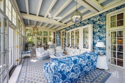 Una de las salas de estar de la propiedad que apareció en Ordinary People (Phil Goldman, Summit Imaging)