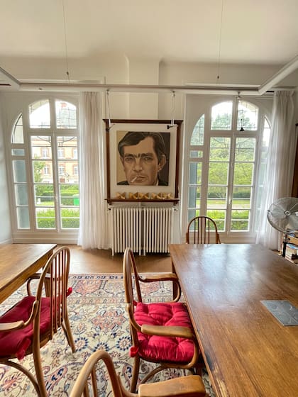 Una de las salas de la casa, con vista a los jardines