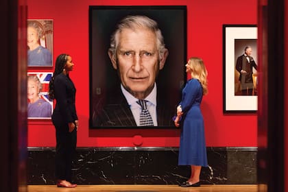 Una de las salas de la Galería del Rey del Palacio de Buckingham, donde se observa un retrato de Carlos III.