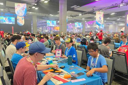 Una de las salas donde se competía con el juego de cartas, una de las categorías del Mundial de Pokémon 2024