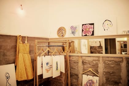 Una de las salas se usa como taller de arte