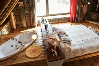 Una de las siete habitaciones de la cabaña principal donde la sencillez convive con lo extravagante