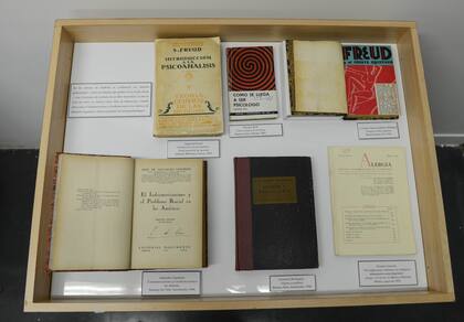 Una de las siete vitrinas de la muestra