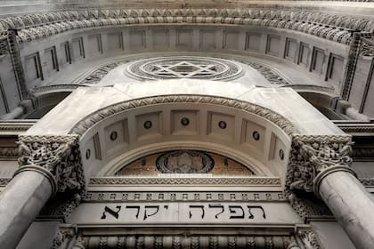 Una de las sinagogas más importantes de nuestro país. La fachada, con la gran Estrella de David al frente. 