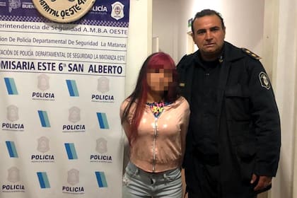 Una de las sospechosas en el momento de su detención