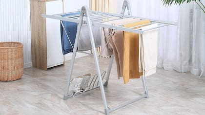 Una de las sugerencias es secar la ropa al aire libre o en un área bien ventilada