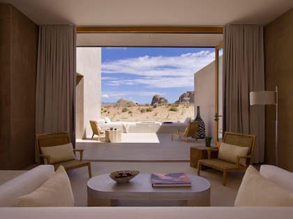 Una de las suites del resort Amangiri, con terraza, pileta privada y vista a las montañas.