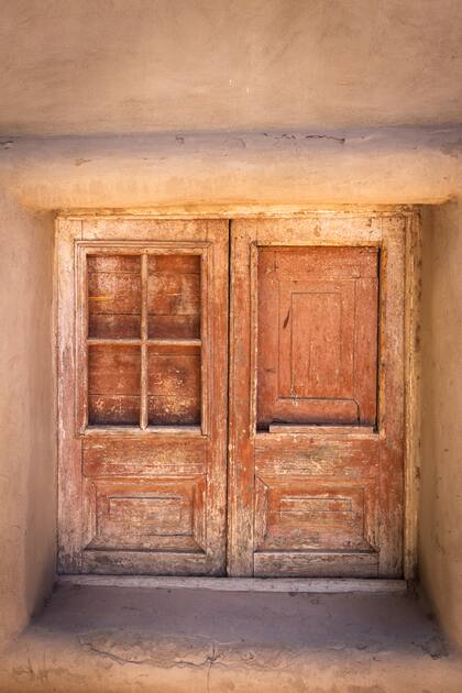 Una de las tantas construcciones de adobe y su antiguo cerramiento, todo madera