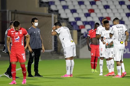 Una de las tantas interrupciones para atender a los jugadores en el cotejo entre América de Cali y Atletico Mineiro en Barranquilla