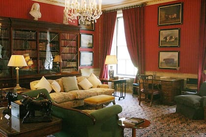 Una de las tantas salas de estar de la residencia que repiten el patrón decorativo clásico y robusto