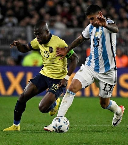 Una de las tantas veces que Cuti Romero le ganó a Enner Valencia durante el partido entre Argentina y Ecuador disputado en el estadio Monumental
