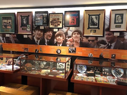 Una de las tantas vitrinas con memorabilia que homenajea a los cuatro de Liverpool.