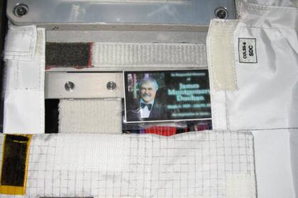 Una de las tarjetas selladas con las cenizas de Scotty permaneció oculta durante doce años en uno de los módulos de la ISS