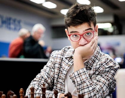 Una de las típicas expresiones curiosas de Faustino, antes de iniciar el juego; suma 4 puntos sobre 5 posibles y comparte la vanguardia con dos jugadores en Países Bajos.