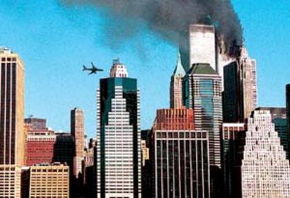 Una de las Torres Gemelas se halla cubierta de humo cuando un avión está a pocos segundos de embestir la otra. Poco después, ambos edificios se derrumbaron