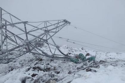 Una de las torres que colapsó por el fuerte temporal