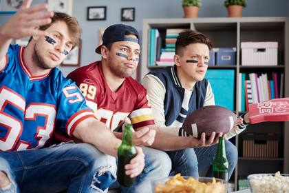 Una de las tradiciones del Día de Acción de Gracias es reunirse para mirar fútbol americano (Freepik)